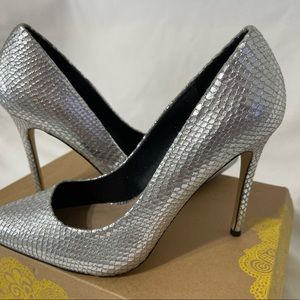 Gorgeous Silver Pumps